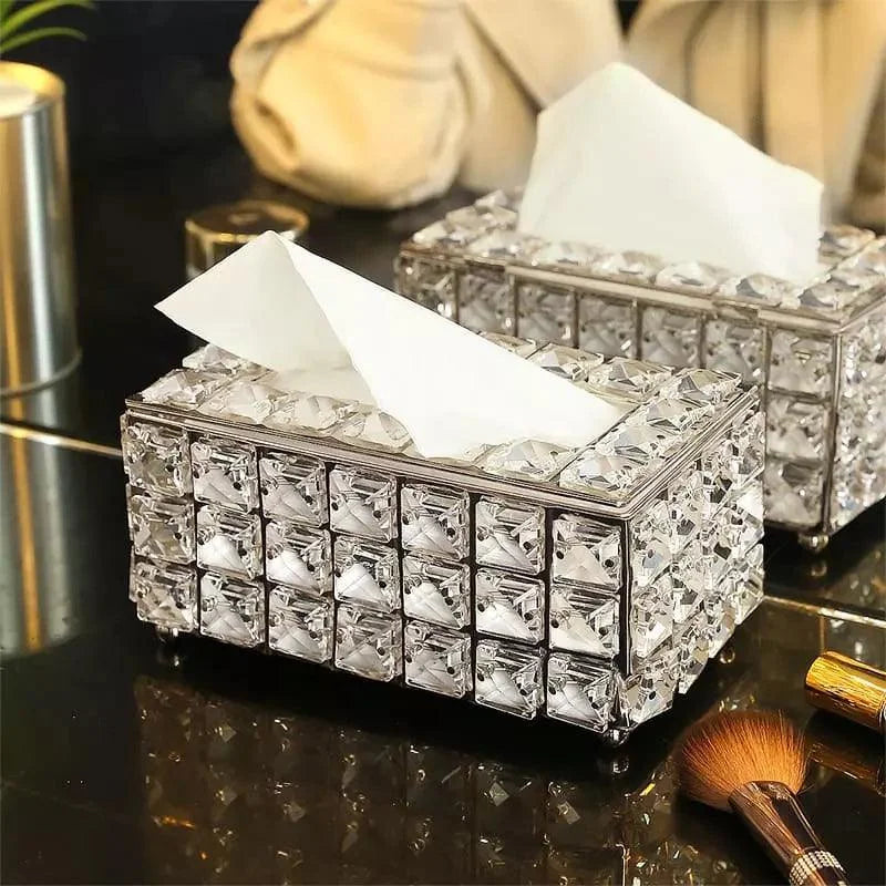 Porta-lenço de papel dourado sobre bancada de lavabo