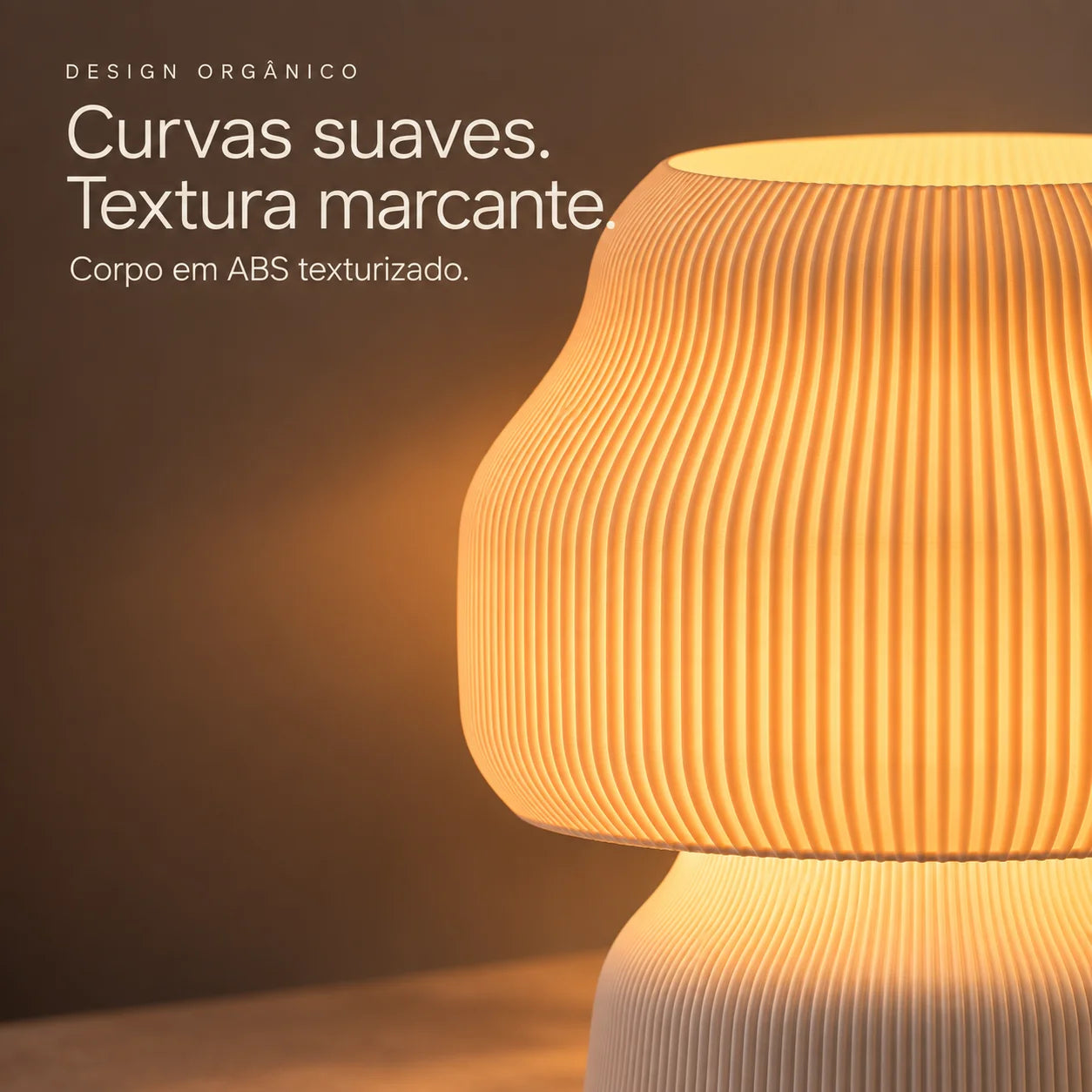 Detalhe das ranhuras do corpo texturizado do abajur Numa