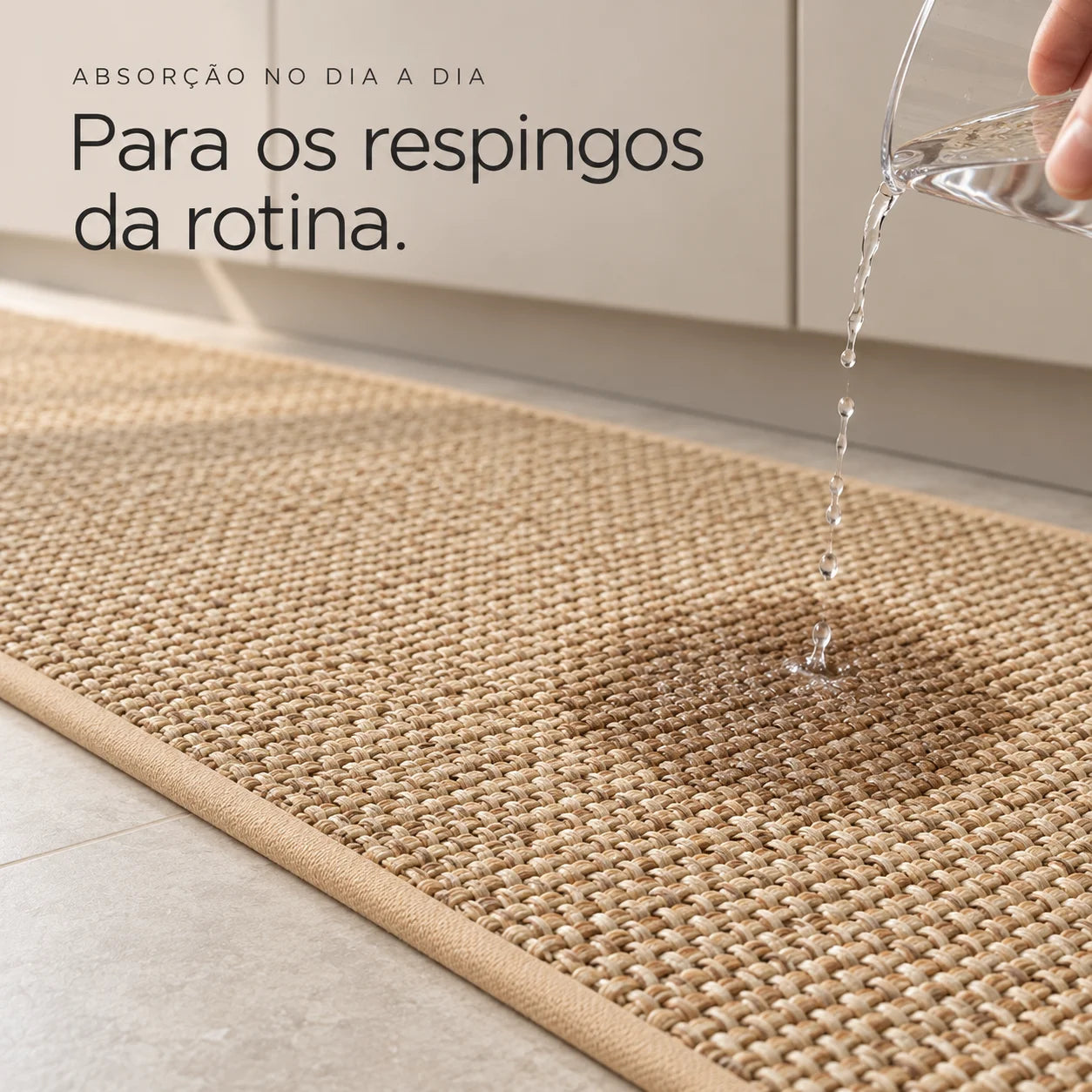 Água sendo derramada sobre a passadeira Sava para mostrar a absorção