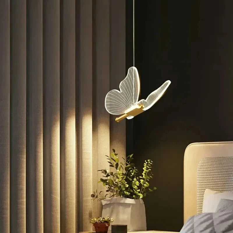 Pendente de borboleta Ageha na altura de um criado-mudo com plantas
