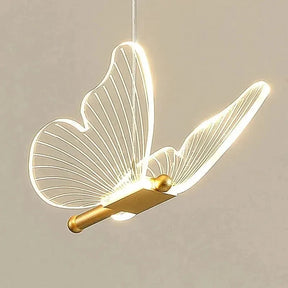 Detalhe das asas em acrílico e do corpo em metal dourado do pendente Ageha