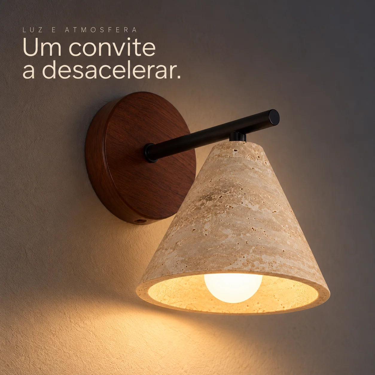 Arandela cônica de travertino Taira com luz quente direcionada para baixo