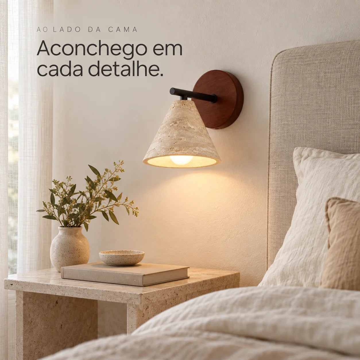 Arandela de pedra natural para cabeceira de quarto, acesa acima da mesa de cabeceira