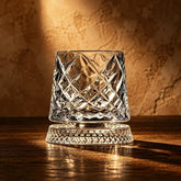 Copo de whisky Orbis em cristal lapidado com lapidação diamante, apoiado na base giratória de cristal