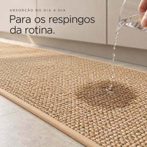 Água sendo derramada sobre a passadeira Sava para mostrar a absorção